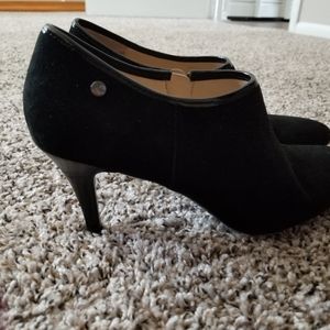 Black heels size 9.